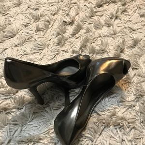 Dark silver shoes 👠.